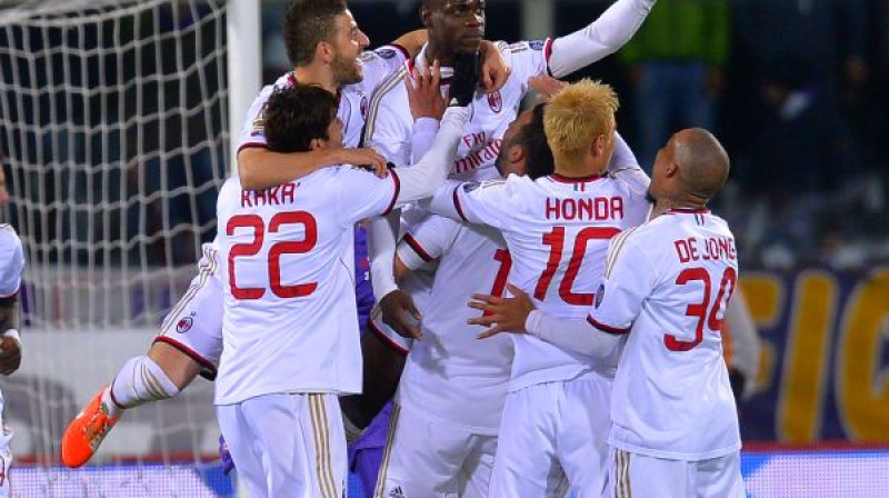 Mario Balotelli komandas biedru ielenkumā pēc gūtajiem vārtiem
Foto: AFP/Scanpix