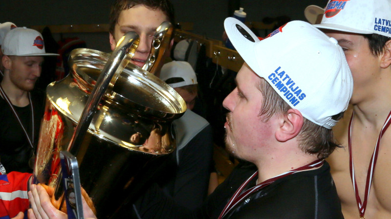 Henrijs Ančs ar izcīnīto čempionu kausu.
Foto: Mārtiņš Aiše