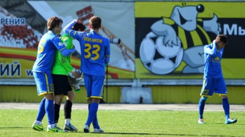 Komandas biedri mierina Germanu Māliņu
Foto: http://by.tribuna.com