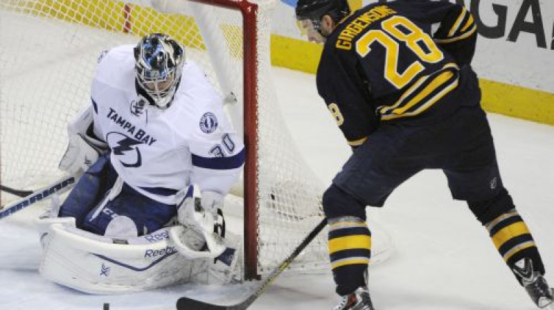Zemgus Girgensons tuvcīņā ar Benu Bišopu
Foto: AP/Scanpix