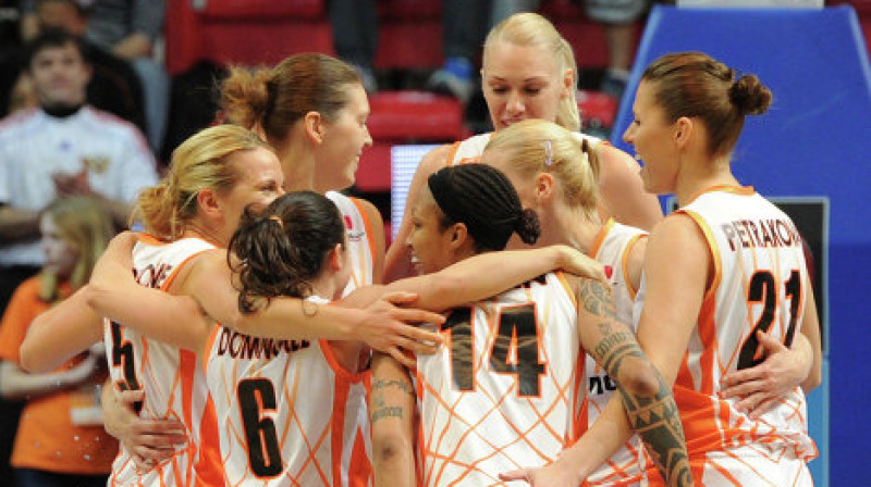 Anete Jēkabsone-Žogota un UGMK basketbolistes
Foto: RIA Novosti