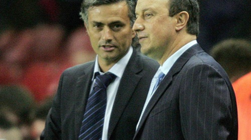 Žuzē Mourinju un Rafaels Benitess 2005. gadā
Foto: PA Wire/Scanpix