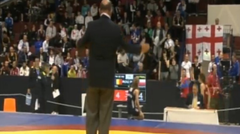 Nelaimīgā poliete pie nepareizā tablo 
Foto: wrestling-ec2014.com
