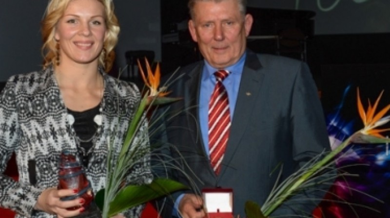 Laura Skujiņa un treneris Visvaldis Freidenfelds 
Foto: sports.riga.lv