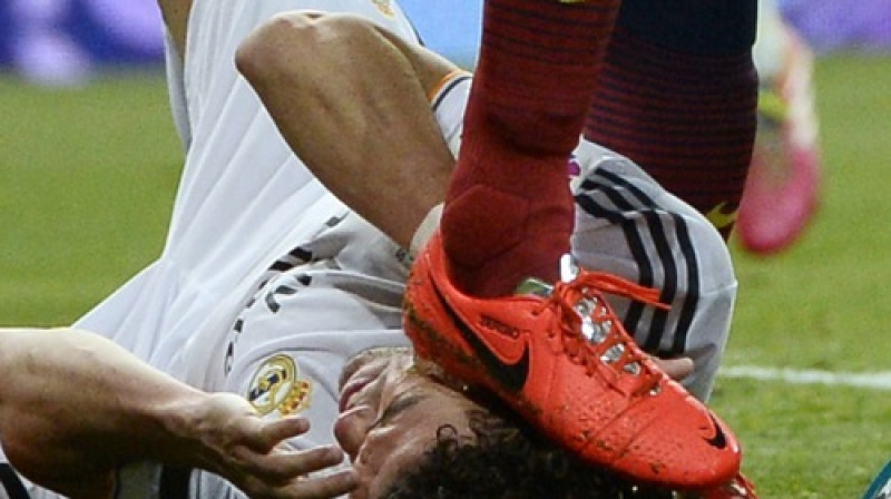 Serhio Busketss uzkāpj Pepem uz galvas
Foto: AFP/Scanpix