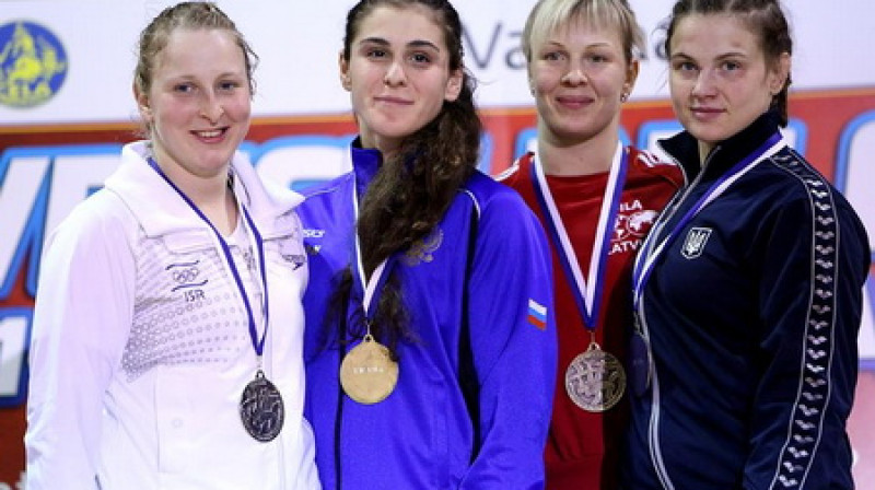 Laura Skujiņa (trešā no kreisās) 
Foto: ukrwrestling.com