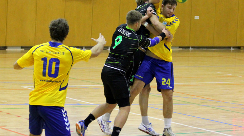 Jūrmalas Sports aizsardzības skavās "Latgols" līderis Austris Tuminskis
Foto: Laura Grišāne