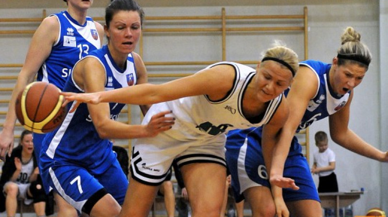 Daina Lazdeniece cīnās ar Cēsu spēlētājām
Foto: Romualds Vambuts, Sportacentrs.com