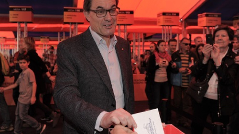 Katalonijas prezidents Artūrs Mass piedalās referendumā
Foto: AFP/Scanpix