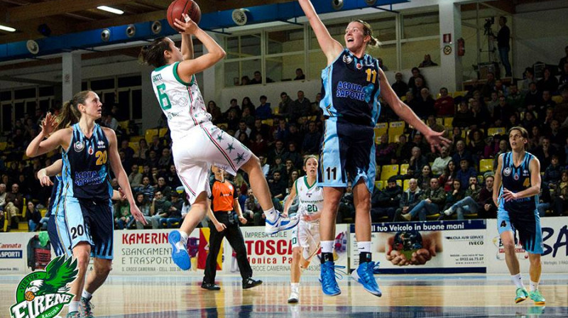 Aija Putniņa aizsardzībā
Foto: www.legabasketfemminile.it