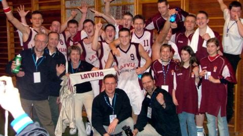 2004. gada 5. aprīlis. Latvijas U18 izlase iekļuvusi EČ finālturnīrā. Visi ir priecīgi, arī vēl kopā ar komandu esošais Andris Biedriņš.
foto: fibaeurope.com