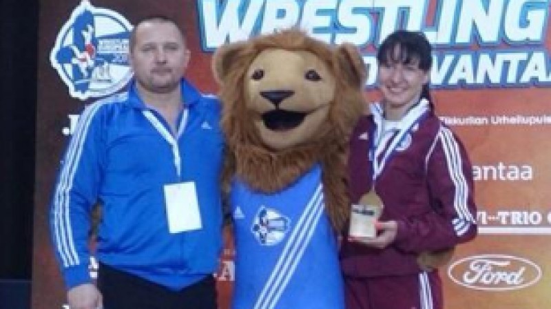 Anastasija Grigorjeva un treneris Sergejs Kursītis 
Foto: Latvijas Cīņas federācija