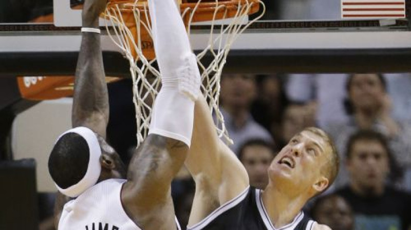 Lebronu Džeimsu bloķē Meisons Plamlī
Foto:AP/Scanpix