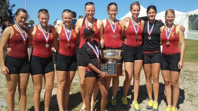 Madara Strautmane (trešā no kreisās) un Vineta Moča (pirmā no labās) USC astoņniekā 
Foto: usctrojans.com