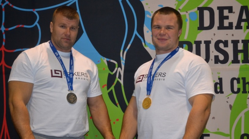Reinis Kindzulis (no labās) ar savu treneri Ivaru Cīruli
Foto: goldbarbell.lv