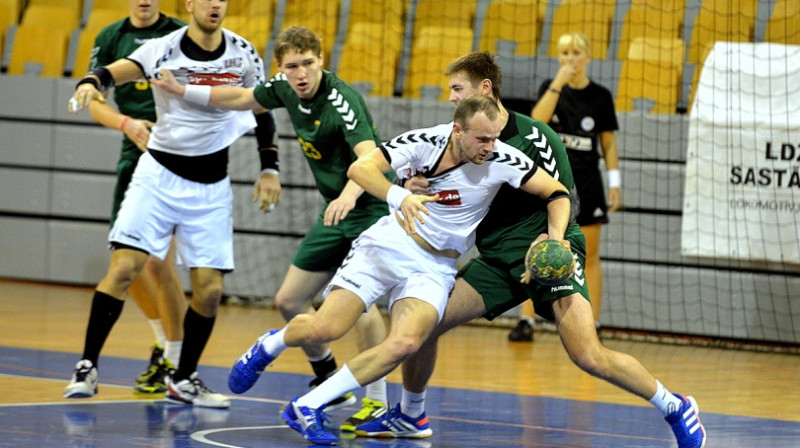 Latvijas izlases handbolists Ēriks Blūms spēlē ar Lietuvu
Foto: Juris Bērziņš-Soms