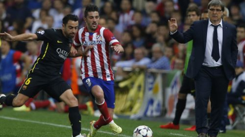 Herardo Martino (pa labi) vēro futbolistu cīņu laukumā
Foto:AP/Scanpix