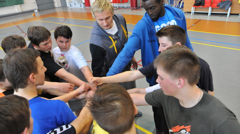 Džerajs Grants un Jānis Timma kopā ar savu Ventspils 1.gimnāzijas komandu
foto:bkventspils.lv