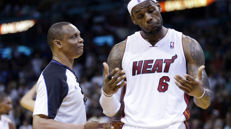 21. sezonu NBA tiesājošais Maikls Smits un Lebrons Džeimss 
Foto: AP/Scanpix