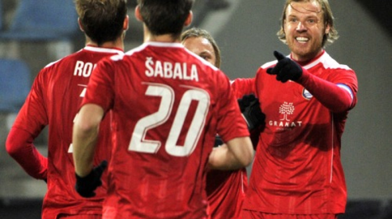 Valērijs Šabala un Juris Laizāns kopā ar komandas biedriem atzīmē vārtu guvumu
Foto: Romāns Kokšarovs, Sporta Avīze, f64