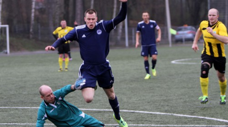 Gatis Kilbloks nogāž Agni Pūpolu
Foto: Ritvars Raits (Sportacentrs.com)