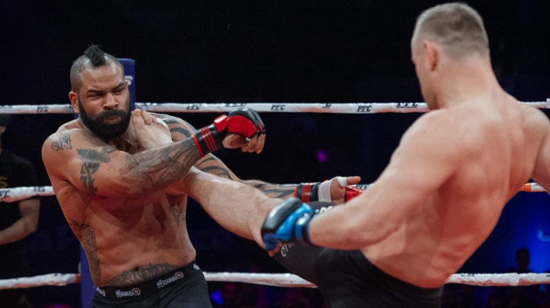Konstantīns Gluhovs sitiena brīdī cīņā ar Valentīnu Overīmu
Foto: francefight.com