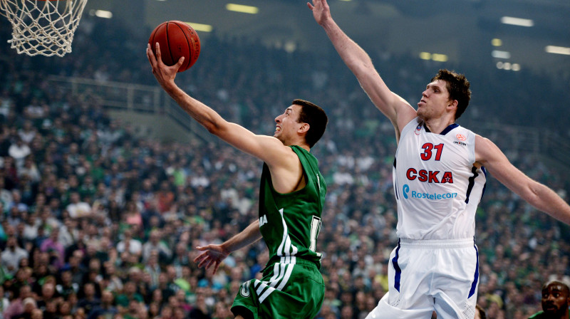 Eirolīgas klasika - "Panathinaikos" pret CSKA: Roko Ukičs un Viktors Hrjapa 
Foto: AFP/Scanpix