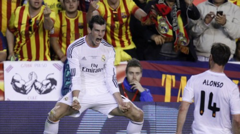 Gerets Beils un Šabi Alonso "Barcelona" fanu priekšā līksmo pēc uzvaras vārtiem
Foto: AP/Scanpix