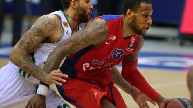 Sonijs Vīmss (ar bumbu) šodien punktus guva maz, bet CSKA uzvarai tas neskādēja
Foto:ITAR-TASS/Scanpix