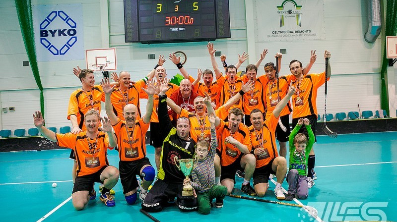 "Alusvēderi" ar izcīnīto čempionu kausu
Foto: Raivo Sarelainens, floorball.lv