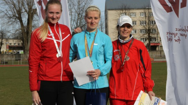 Latvijas čempionāta uzvarētājas sieviešu konkurencē: Inga Rītere (no kreisās) Ilma Melne un Baiba Frišenbrūdere
Foto: Ritvars Raits