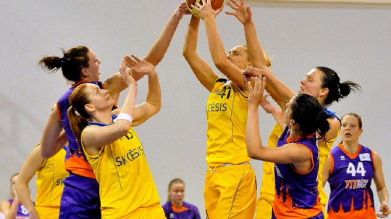 TTT spēlētājas kavē Zani Jākobsoni
Foto: Romualds Vambuts