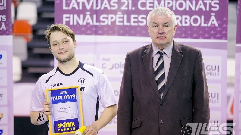 “Rēzeknes/Dinaburgas” spēlētājs Ivans Kokins un LFS valdes loceklis Andris Dzenis
Foto: floorball.lv