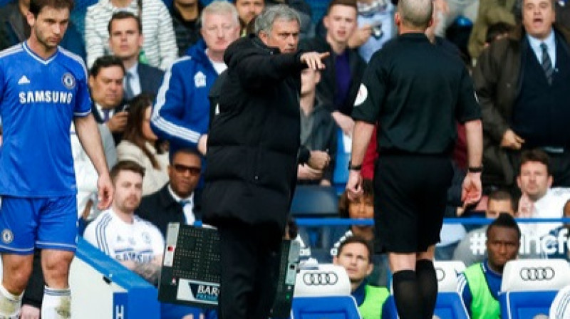 Žuzē Mourinju un Maiks Dīns vakardienas spēles laikā 
Foto: PA Wire/Scanpix