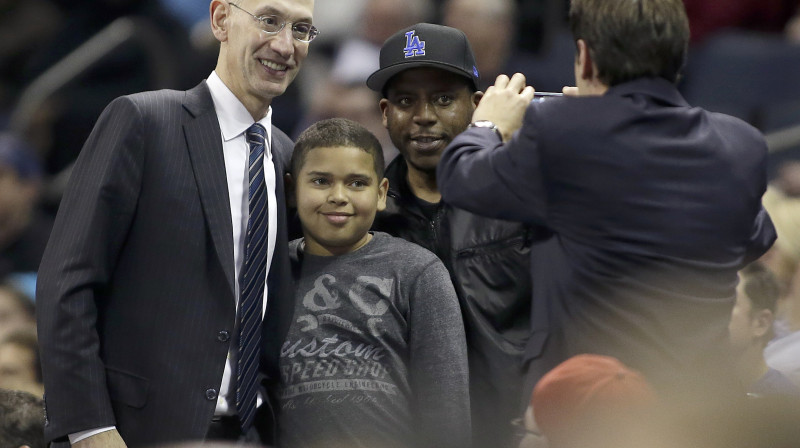 Adams Silvers un NBA jaunie līdzjutēji 
Foto: AP/Scanpix