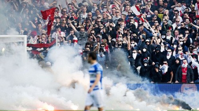 "Zwolle" futbolists noskatās uz "Ajax" faniem
Foto: AFP