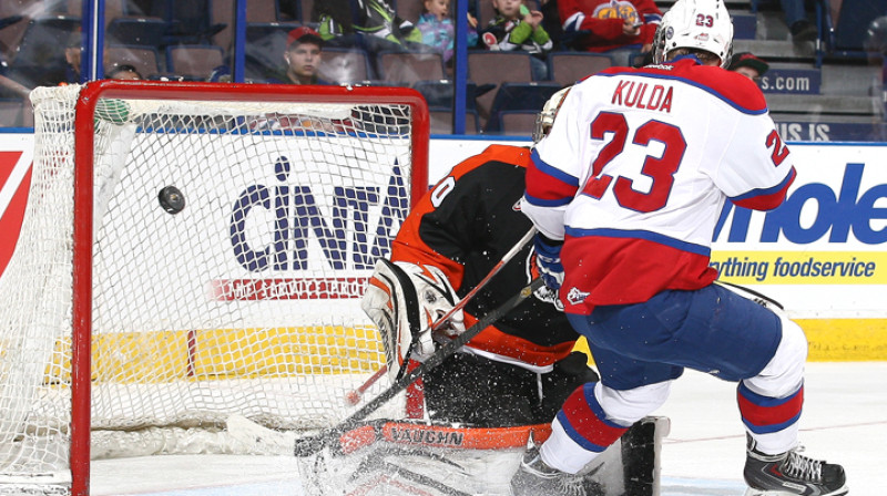 Edgars Kulda pretinieku vārtu priekšā
Foto: www.oilkings.ca