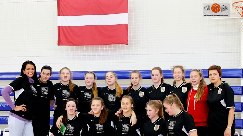 Liepājas komanda ar trenerēm Līgu Alilujevu un Irinu Romaņenko
Foto: Vladimirs Hlopcevs