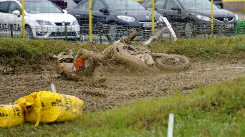 Matīss Karro kritiena brīdī
Foto: Bavo Swijgers /mxlife.be | © Wilvo Forkrent KTM