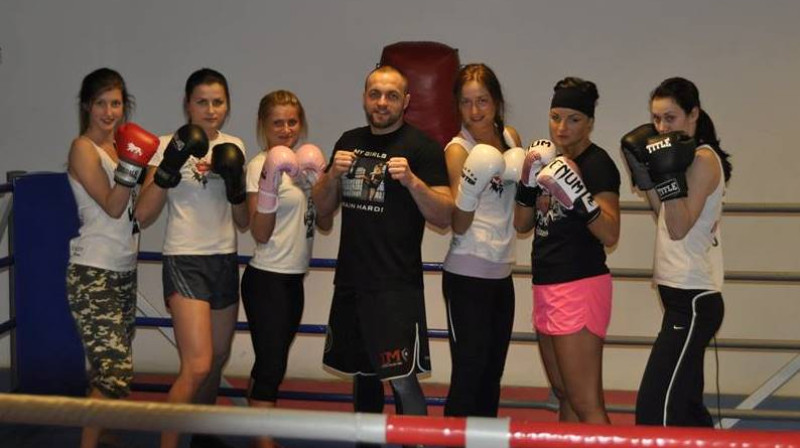 Amirans Kavtaradze (centrā) kopā ar dažām no savām audzēknēm
Foto: tmfight.com