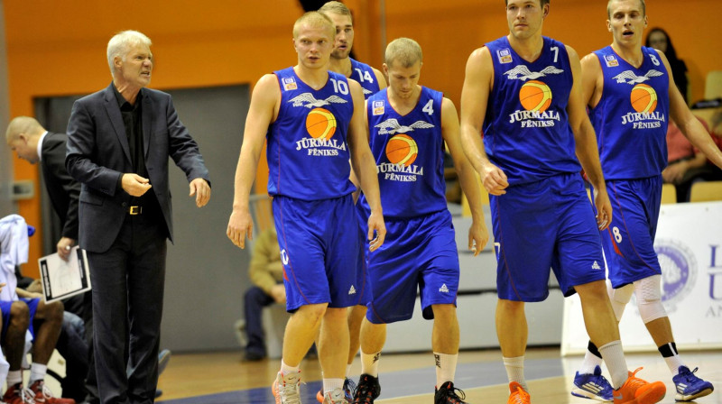 Ainars Zvirgzdiņš un Jūrmalas spēlētāji 2013. gada oktobrī
Foto: Romāns Kokšarovs, f64