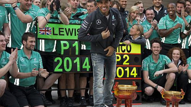 "Mercedes" sveic Hamiltonu ar 25. uzvaru
Foto: TT NYHETSBYRÅN/Scanpix