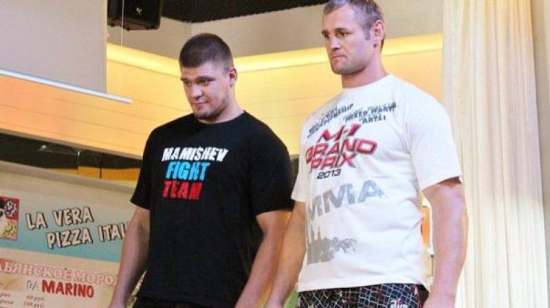 Konstantīns Gluhovs (no labās) kopā ar Denisu Smoldarevu
Foto: mixfight.ru