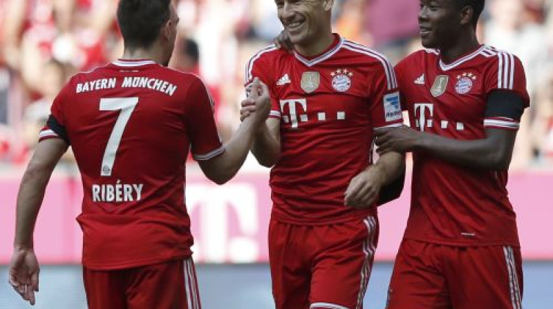 Arjens Robens (pa vidu) guva "Bayern" piektos vārtus
Foto: AP/Scanpix