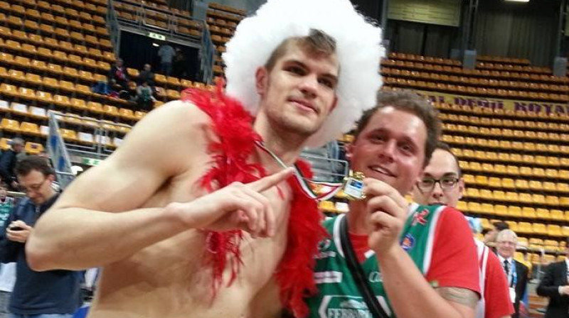 Ojārs Siliņš pozē ar medaļu un līdzjutēju 
Foto: Facebook