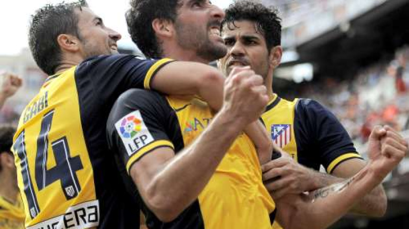 Djēgu Košta (pa labi) divas lieliskas iespējas nerealizēja, toties īstajā brīdī "izšāva" Rauls Garsija (centrā)
Foto: AFP/Scanpix