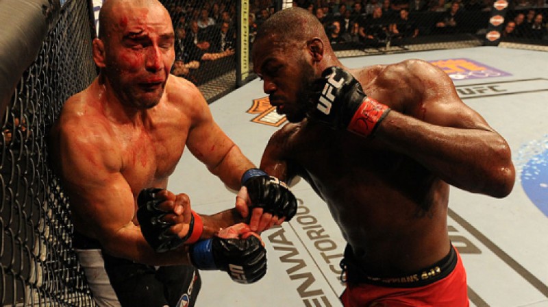 Džons Džonss (no labās) cīņā ar Gloveru Teikseiru
Foto: sherdog.com