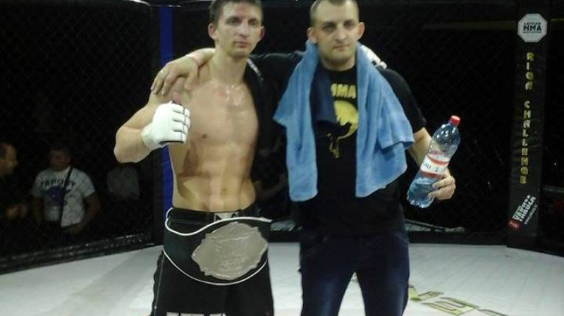 Jaunais Latvijas MMA čempions Valērijs Mikalauskas (no kreisās) kopā ar savu brāli treneri Rolandu Mikalausku.
Foto: goldenglory.lv