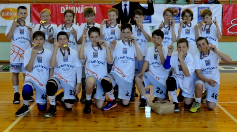 BJBS "Rīga/Rīdzene/Sport2000" komanda - LJBL Colgate U12 grupas čempioni 2013./2014.gada sezonā.
Foto: Romualds Vambuts