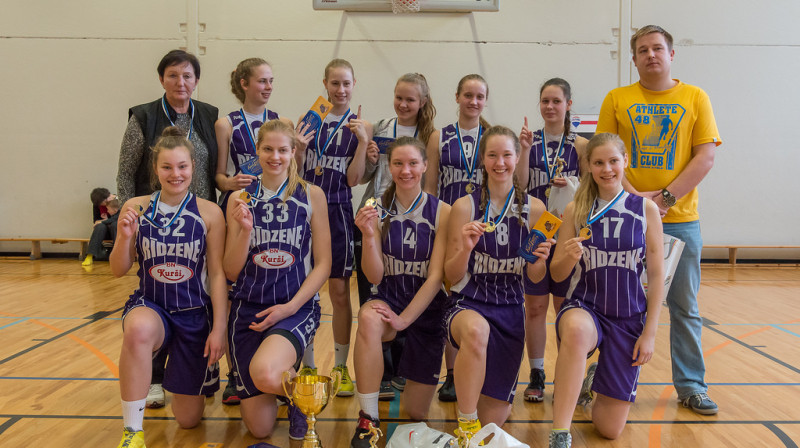 Rīdzenes U17 meitenes ar treneriem Lilitu Bergvaldi un Jāni Nešporu pēc uzvaras regulārajā sezonā
Foto: www.eybl.lv